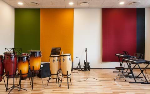 fraster, filt, felt cover, rumafskærmning, roomdivider, akustik, uld filt, inspiration, design, indretning, afskærmning, filtgardin, anne trolles skole